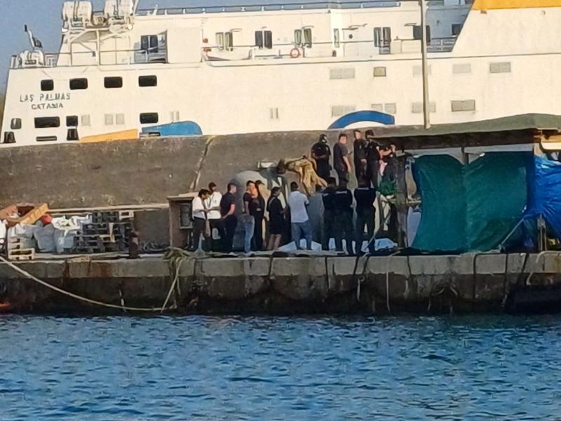 Naufragio a Lampedusa, l’accoglienza dei superstiti: “Non riuscivano a parlare. E ci hanno abbracciato”