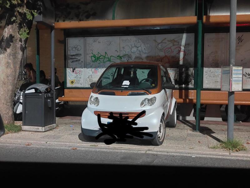 Fano, Smart parcheggiata alla fermata del bus: la foto fa il giro del web