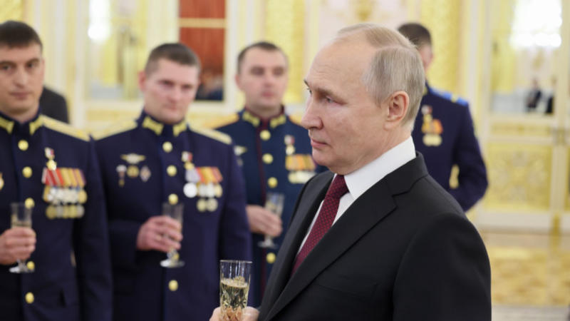 Преди срещата в Аляска Путин иска да убеди всички, че е силен, но не е