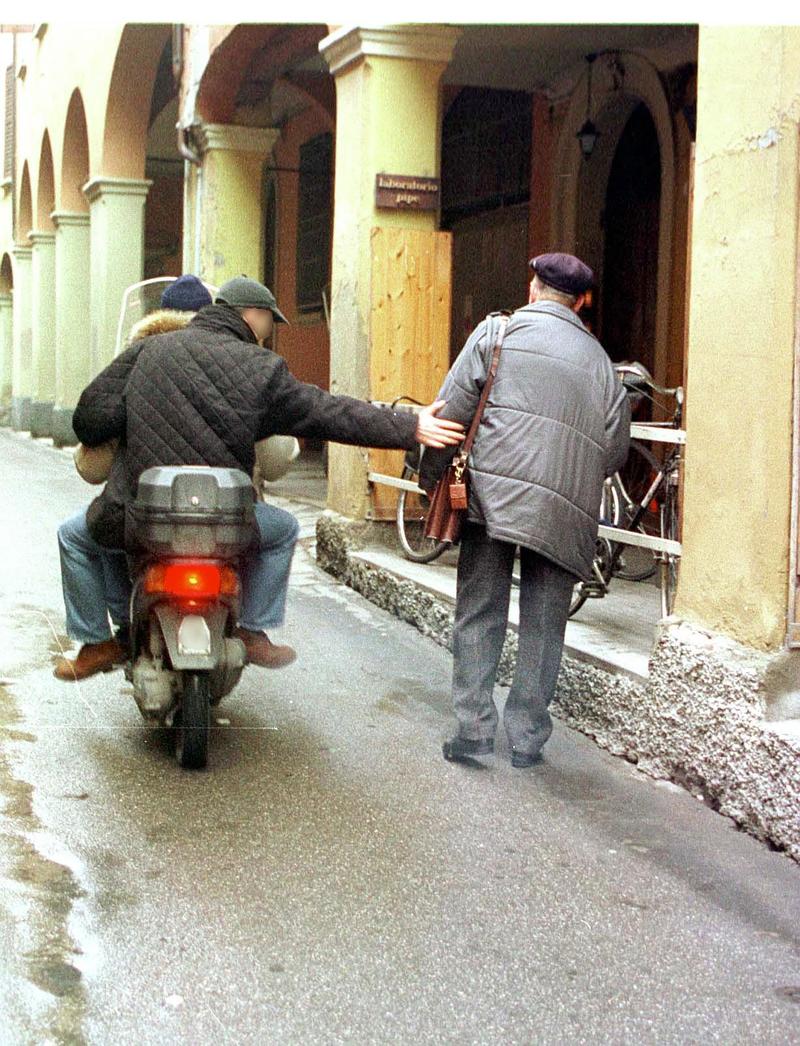 “Mio padre scippato a 87 anni in via Fioravanti”