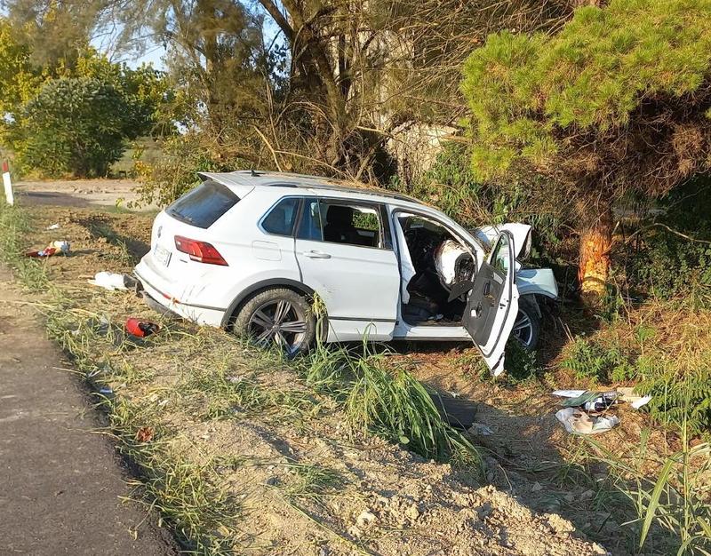 Auto sbanda e finisce contro un albero, 4 feriti gravissimi