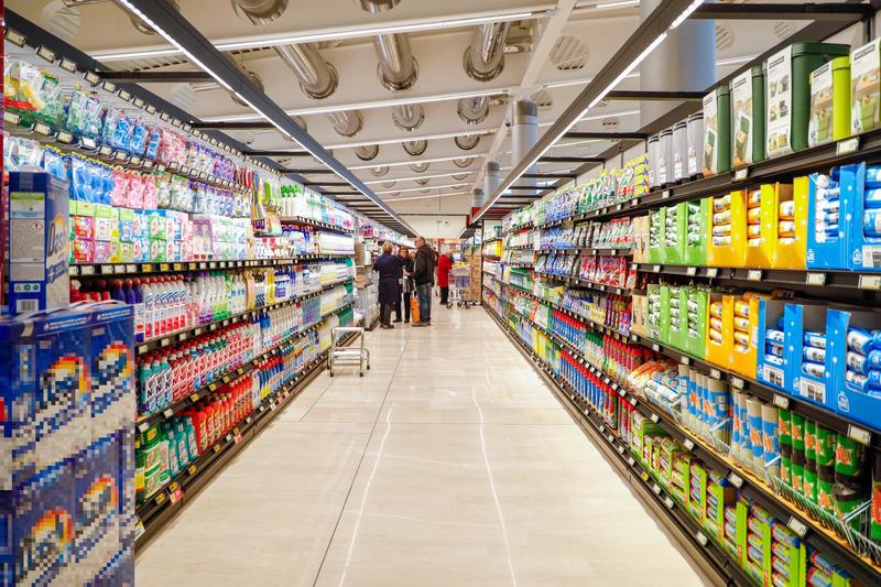 Rubano tonno, cosmetici e detersivi per 2.300 euro in un supermercato: denunciati