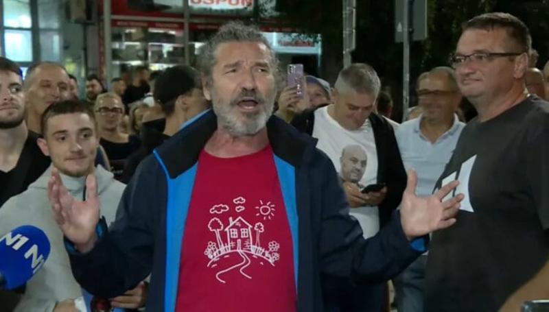 Gagi Jovanović sa Beograđanima ispred kordona: „Koga čuvate? One kriminalce?“