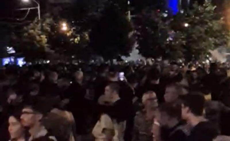 Bačena pirotehnika, suzavac i topovski udari u centru Beograda, sukob građana i policije u Nišu, prekinut koncert Karleuše