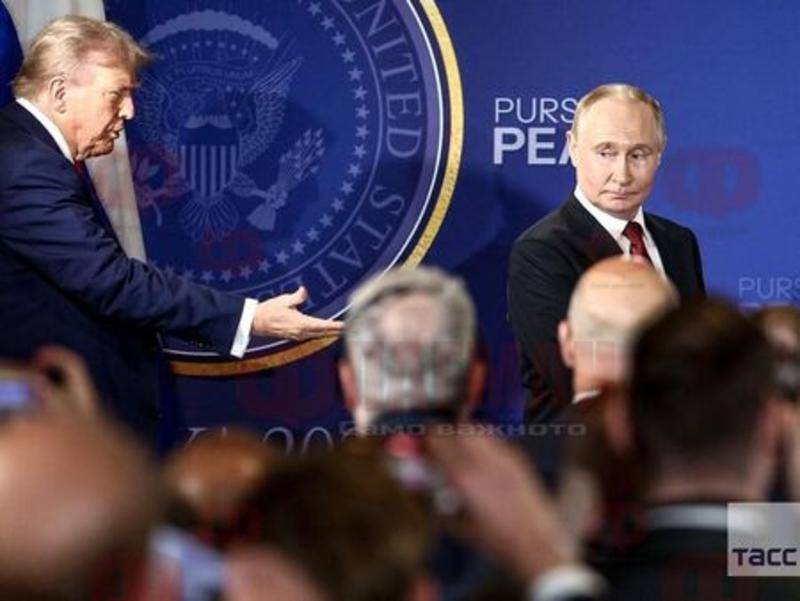 Срещата на столетието в Аляска започна с приятелски потупвания, Тръмп и Путин се разберат чудесно (НА ЖИВО)