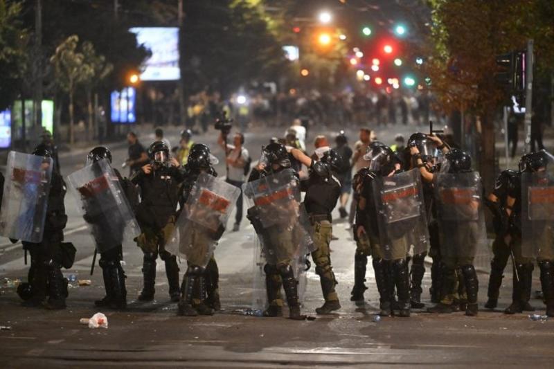 (VIDEO, FOTO) Protest „Večeras pucate po šavovima“ širom Srbije: Neredi i incidenti u više gradova, policija rasterivala građane suzavcima, demolirane prostorije SNS u Novom Sadu