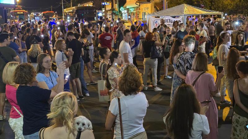 Nematerijalni spomenik žrtvama ubistva pod novosadskom nadstrešnicom