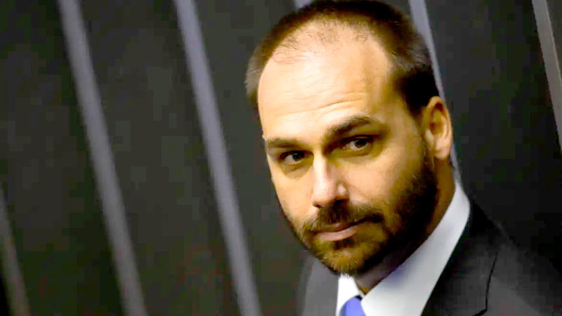 Eduardo Bolsonaro conta com a própria cassação para “queimar a floresta”
