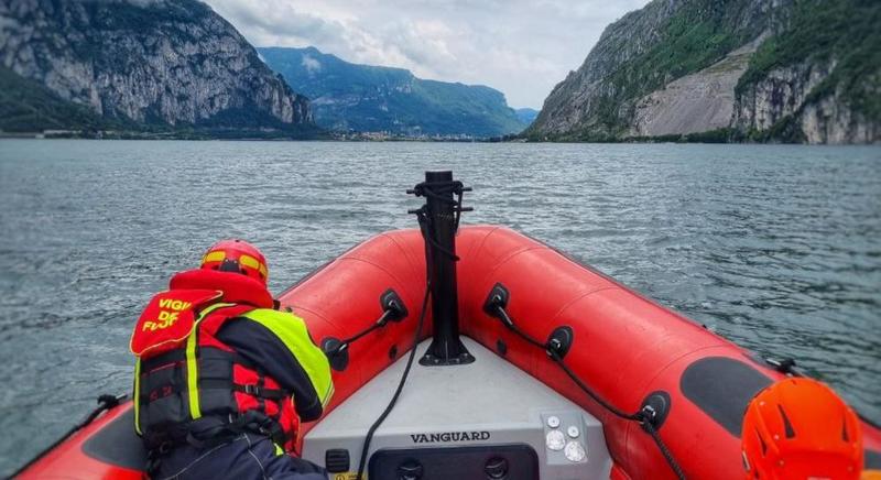 Bufera sul lago di Como a Ferragosto, barche ribaltate e alberi spezzati: soccorse 19 persone /