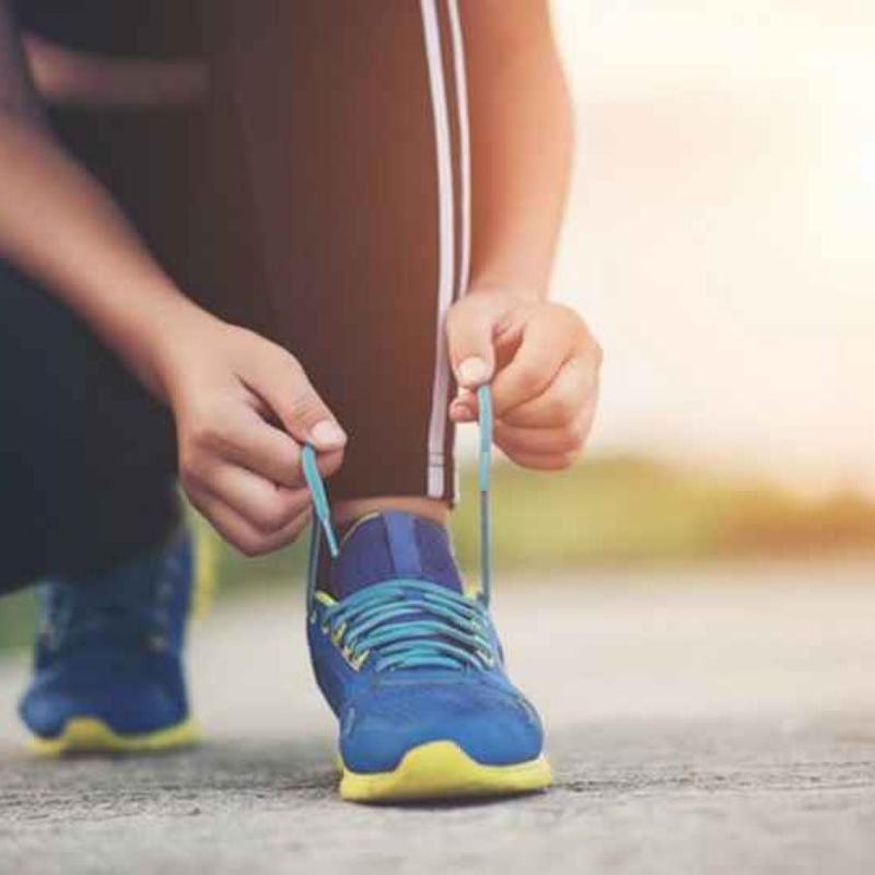 Tênis minimalista ou maximalista: o que realmente muda para pés e tornozelo
