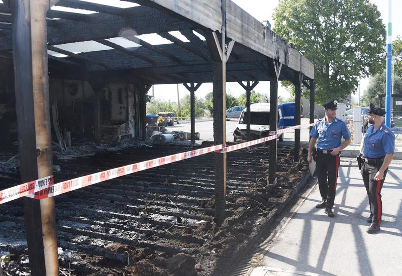 Mozzicone di sigaretta provoca incendio: distrutto un bar carburanti nel Riminese