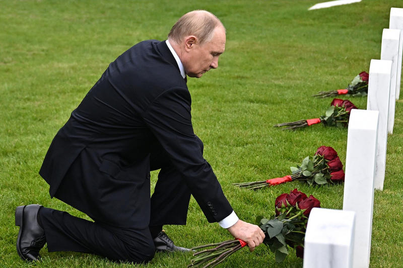 Удалось выяснить, перед кем встал на колено президент Путин во время пребывания на Аляске
