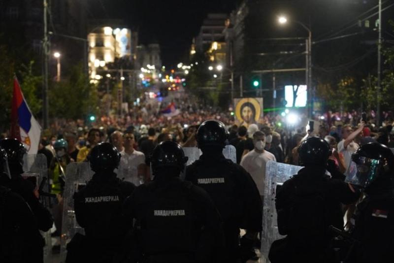 Treći dan protesta širom Srbije (VIDEO, FOTO): Policija bacila suzavce, u Nemanjinoj zapaljeni kontejneri, u Nišu sukobi, policija evakuisala Karleušu iz Loznice