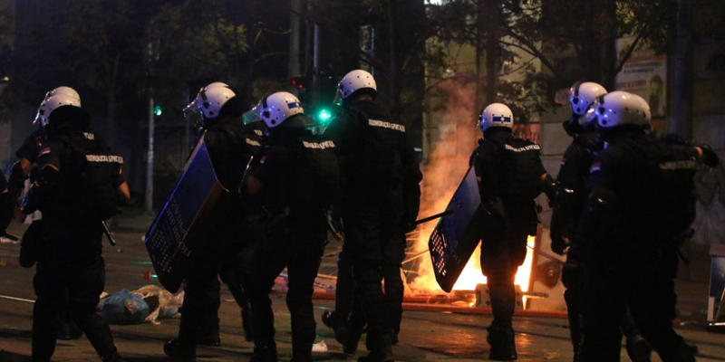 Nebojša Bakarec: Zaustavimo napade na ljude SNS i uništavanje prostorija SNS!