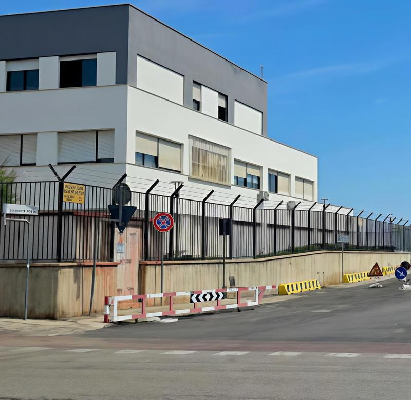 Bloccati con le auto nell’area portuale, esplode la protesta