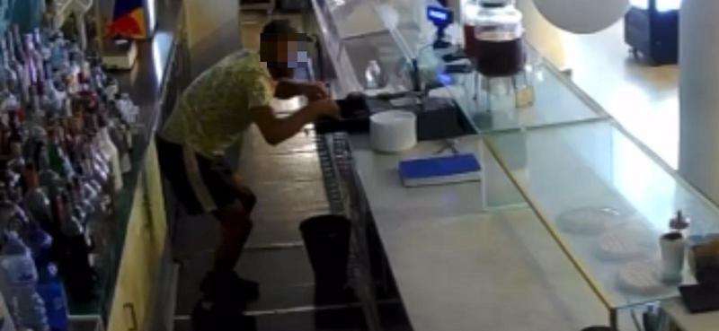 Livorno, ladro assalta la pasticceria Gonnelli e ruba tutti i soldi in 20 secondi