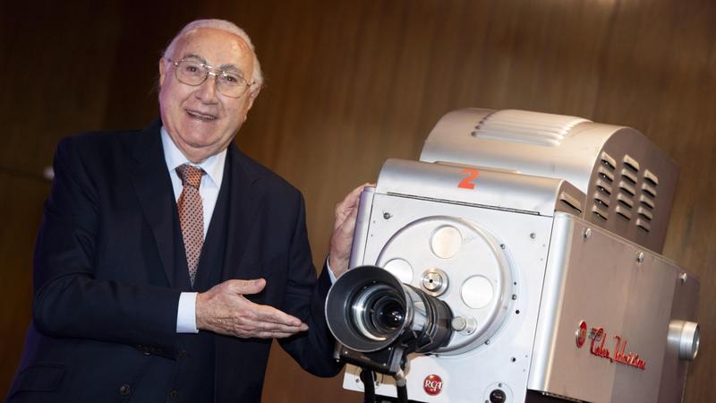 Le foto della carriera straordinaria di Pippo Baudo: Canzonissima, Sanremo, le «aggressioni» di Benigni, la bara di Mike sulle spalle