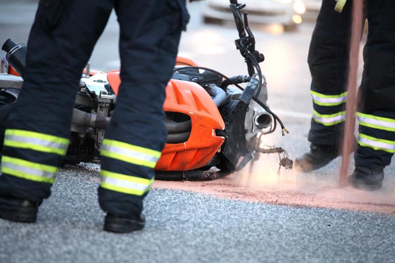 Auto sbanda, centra un albero e poi si scontra con una moto: centauro gravissimo