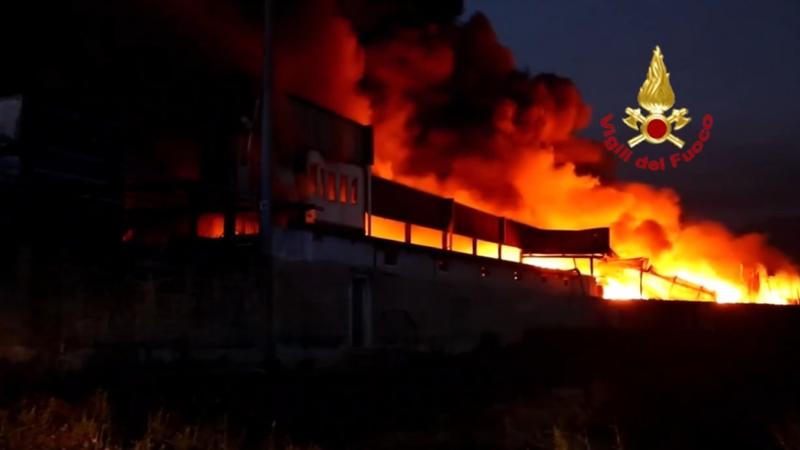Teano, in fiamme aziendaÂ rifiuti: enorme nubeÂ di fumo su diversi comuni |Video