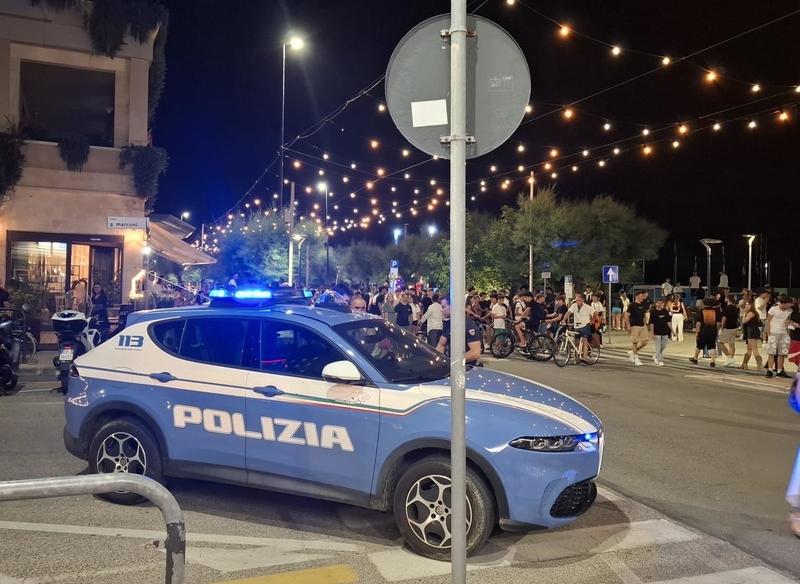 Ragazzino preso a cinghiate al mare