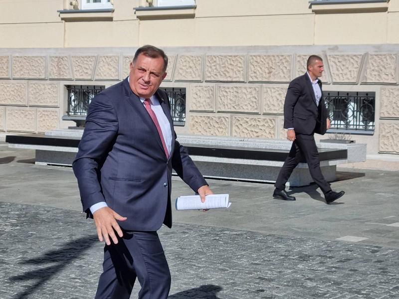 „Stopama Dodika do spasenja“: Vlada i Stevandić najavljuju čelične otiske, rakiju iz Bakinca i „slobodu kroz prodaju“