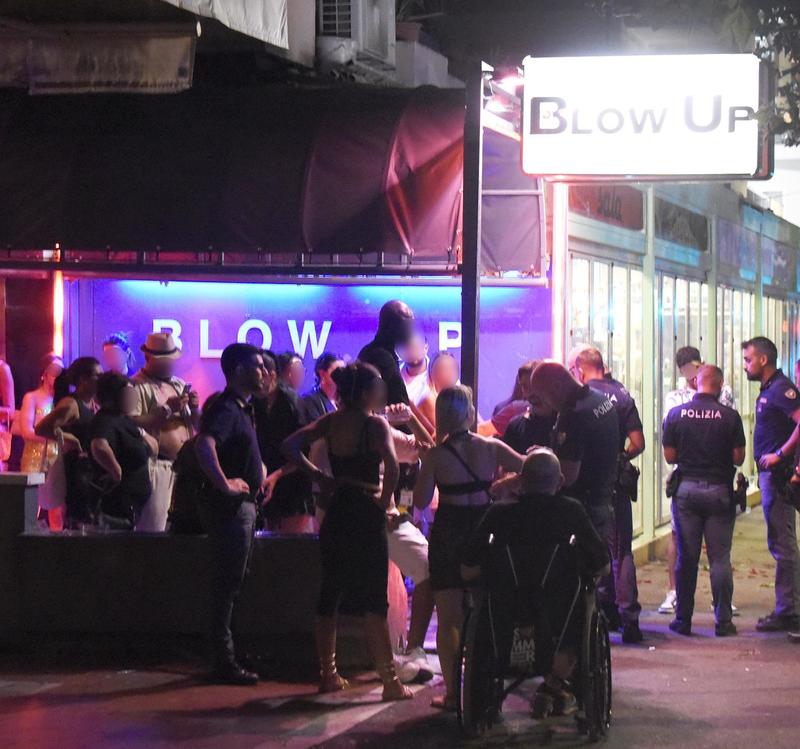 Maxi rissa nella notte davanti al Blow Up, 40 persone in fuga