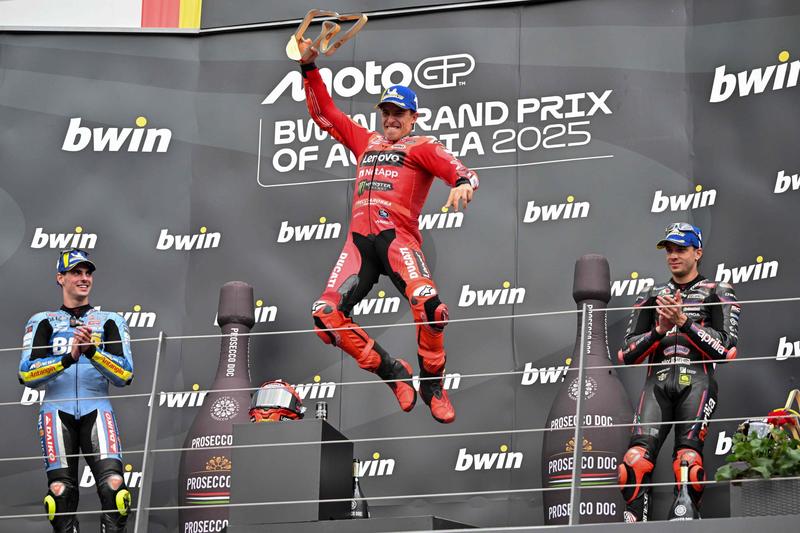 Marquez fa cadere l'ennesimo tabù e vince per la prima volta in Austria. Bezzecchi sul podio /