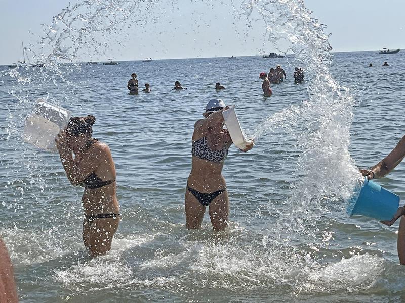 Livorno, gavettoni ai Tre Ponti e sui bagni. Poi si ripete il furto degli ombrelloni