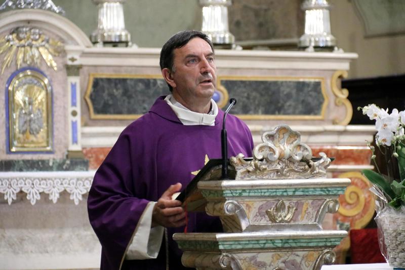 Pugile dilettante prende a sberle il parroco nel Cremonese
