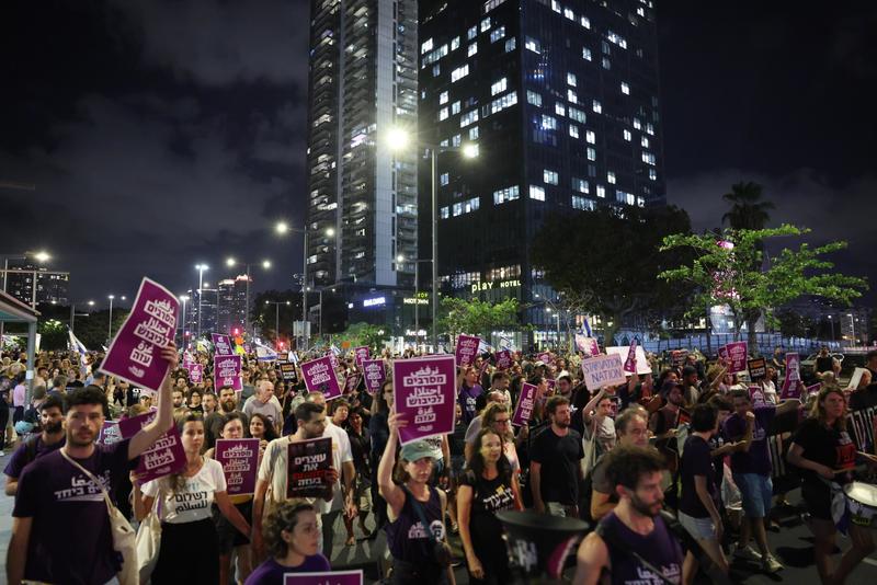 Israele in piazza per la pace, sciopero per liberare gli ostaggi. Netanyahu: così rafforzate Hamas