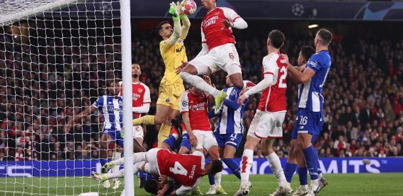 A falsa polêmica sobre a bola parada, arma do Arsenal