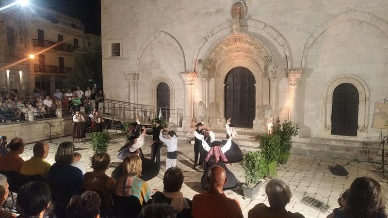 Quando le danze e i canti tradizionali uniscono i popoli Le foto