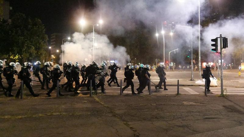 UŽIVO (FOTO, VIDEO) Protest „Srbija se umiriti ne može“: Na Novom Beogradu policija bacila suzavac i šok bombe, incidenti u Valjevu i Novom Sadu