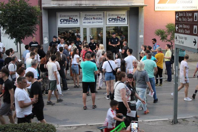 Leskovčani pokazivali policiji fotografije prebijanja demonstranata po Srbiji