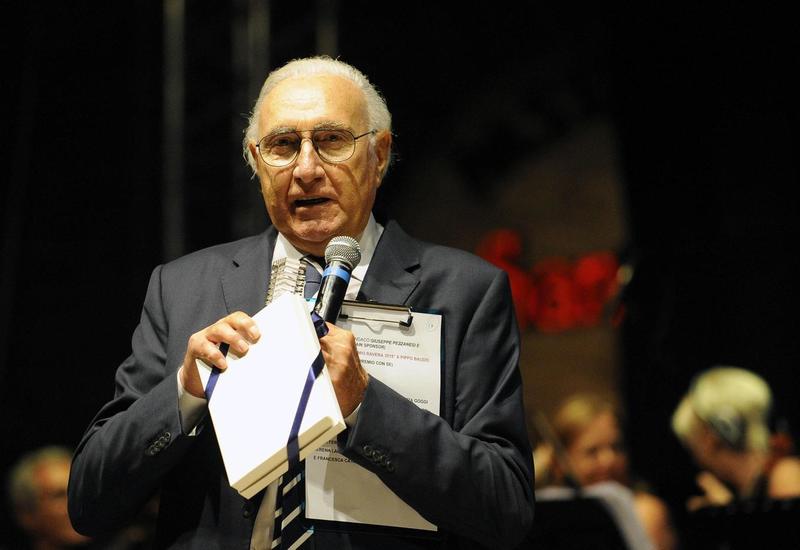 Pippo Baudo e il Folletto d’Oro . Padre Sebastiano e Caterina Caselli lo portarono sul palco sassolese