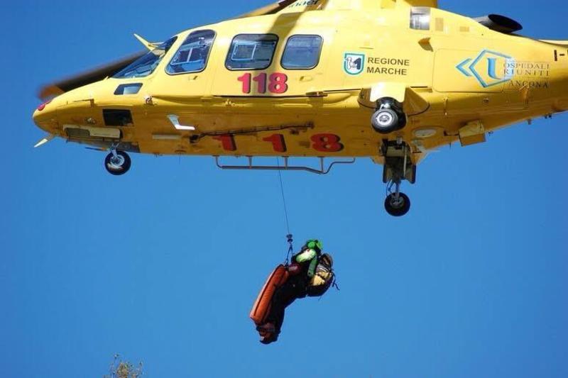 Malore a Mezzavalle, 56enne grave. Il medico si cala col verricello. Il sindaco: “Salvataggio da applausi”