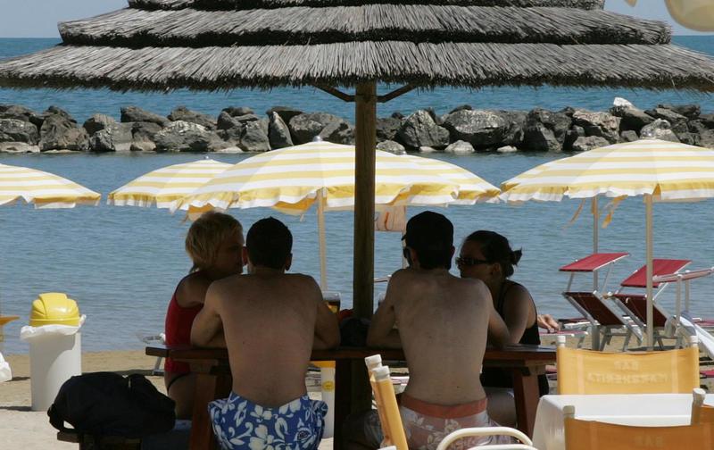 Bagnini sorvegliati. Funzionari del fisco sotto l’ombrellone. Controlli in spiaggia