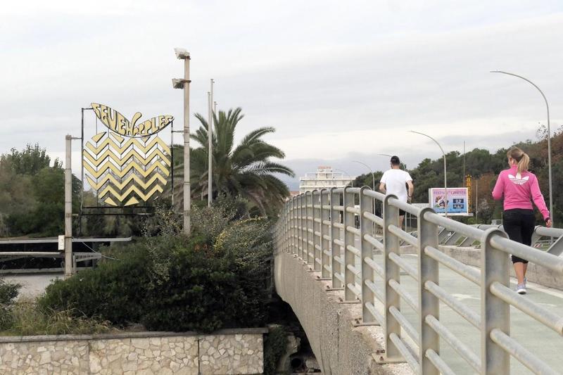 Rissa in discoteca a Pietrasanta, è livornese il giovane che ha spaccato la testa con una pietra a un ragazzo: altri tre amici coinvolti