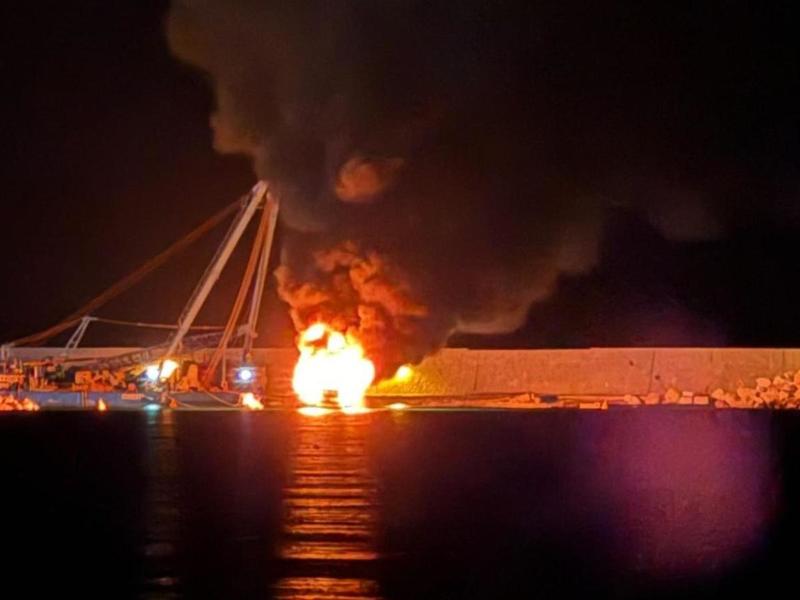 Sapri, yacht di 24 metri distrutto dalle fiammeÂ nel porto turistico | Video