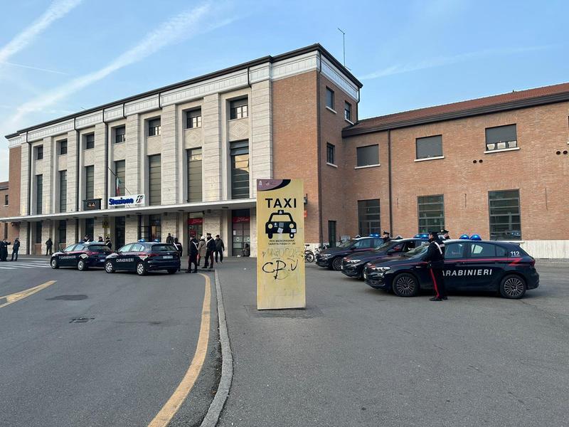 Invitano due senzatetto ad allontanarsi dal portone di casa, marito e moglie aggrediti con un coltello