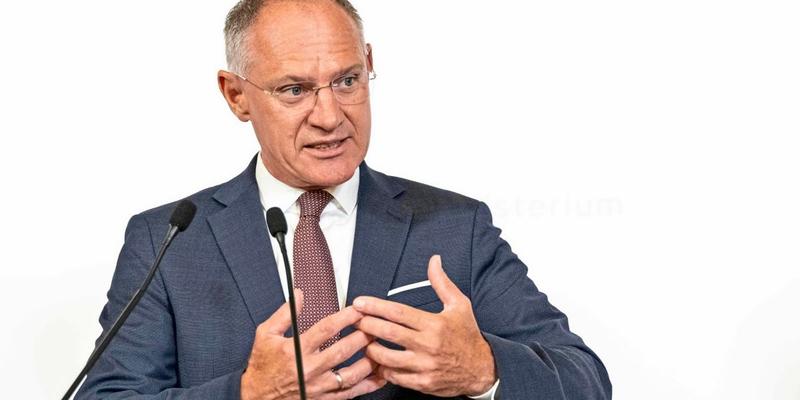 Hat Innenminister Karner mit seinem Abschiebungskurs recht? Ein Pro & Kontra