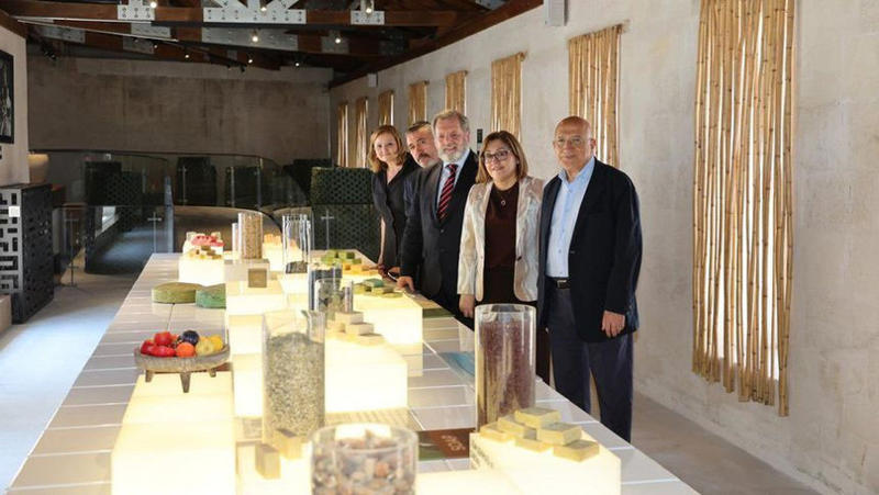 1060 depremzedeyi kol ve bacak desteği ile ayağa kaldırıp hayata bağladı