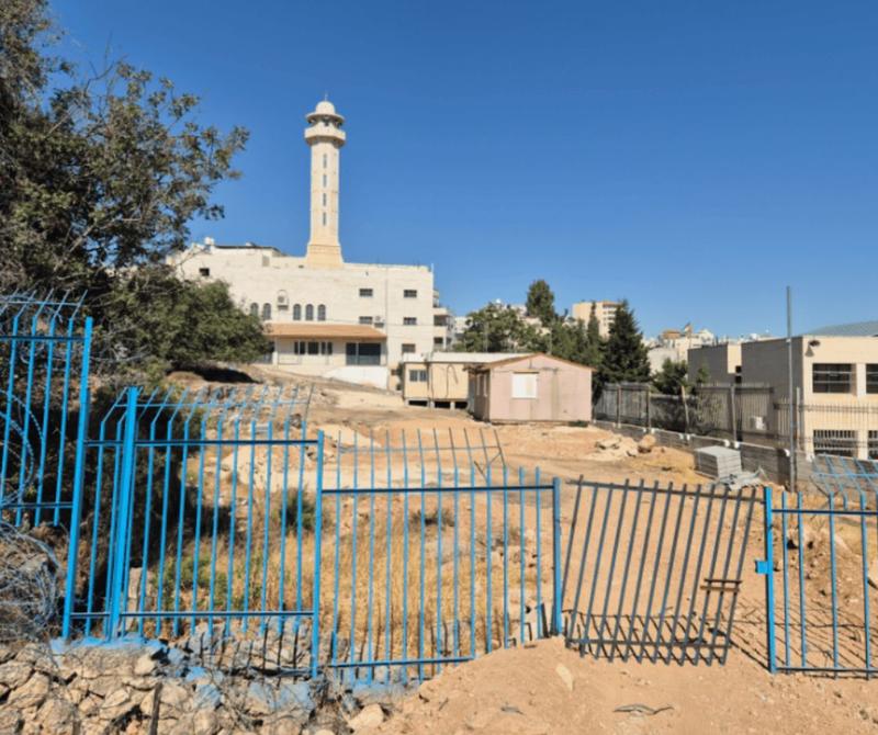 Settlers establish new mobile homes in Palestinian neighborhood in Hebron