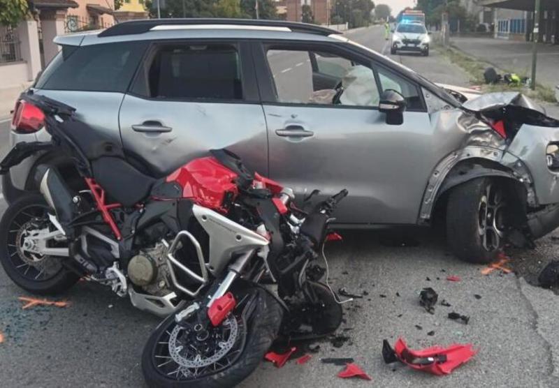 Schianto auto-moto, ferita coppia di Castelnovo Monti