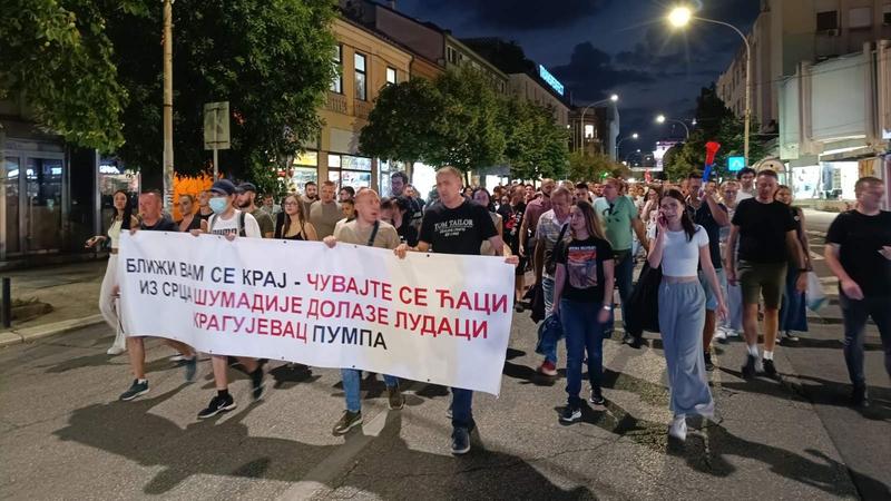 UŽIVO (VIDEO, FOTO) Protest „Gde smo ono stali?“: Novopazarci blokirali magistralu ka Crnoj Gori, žandarmerija potisnula građane iz Cvijićeve nakon razbijanja stakla na prostorijama SNS