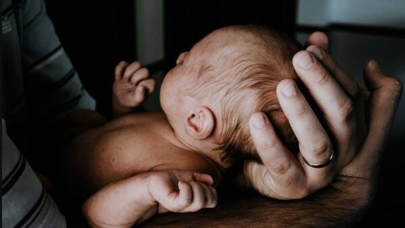 Esquerda hipócrita diz querer proteger crianças na internet enquanto defende aborto