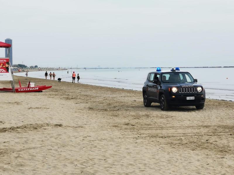 Il padre perde le staffe, sberle al figlio di 5 anni che si era perso in spiaggia