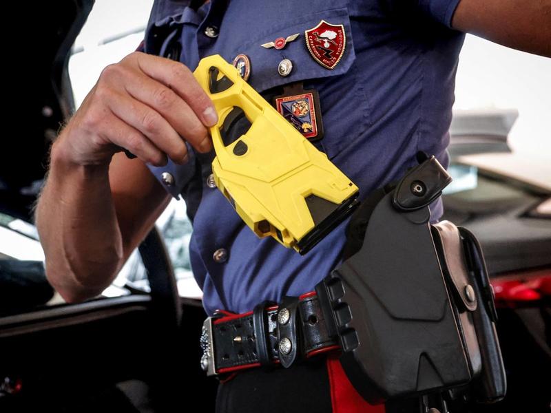 Giù le mani dal taser e da chi ci protegge
