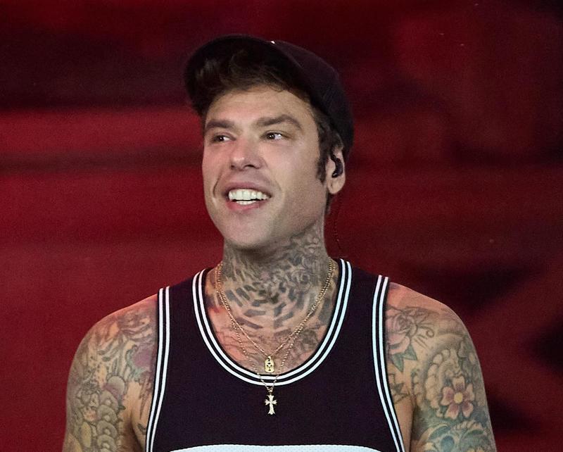 Fedez, concerto flop a Forte dei Marmi: biglietti scontati del 50% per riempire la platea