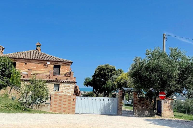 Manette a Ferragosto nella casa di riposo, fermata operatrice. L’accusa: maltrattamenti agli anziani